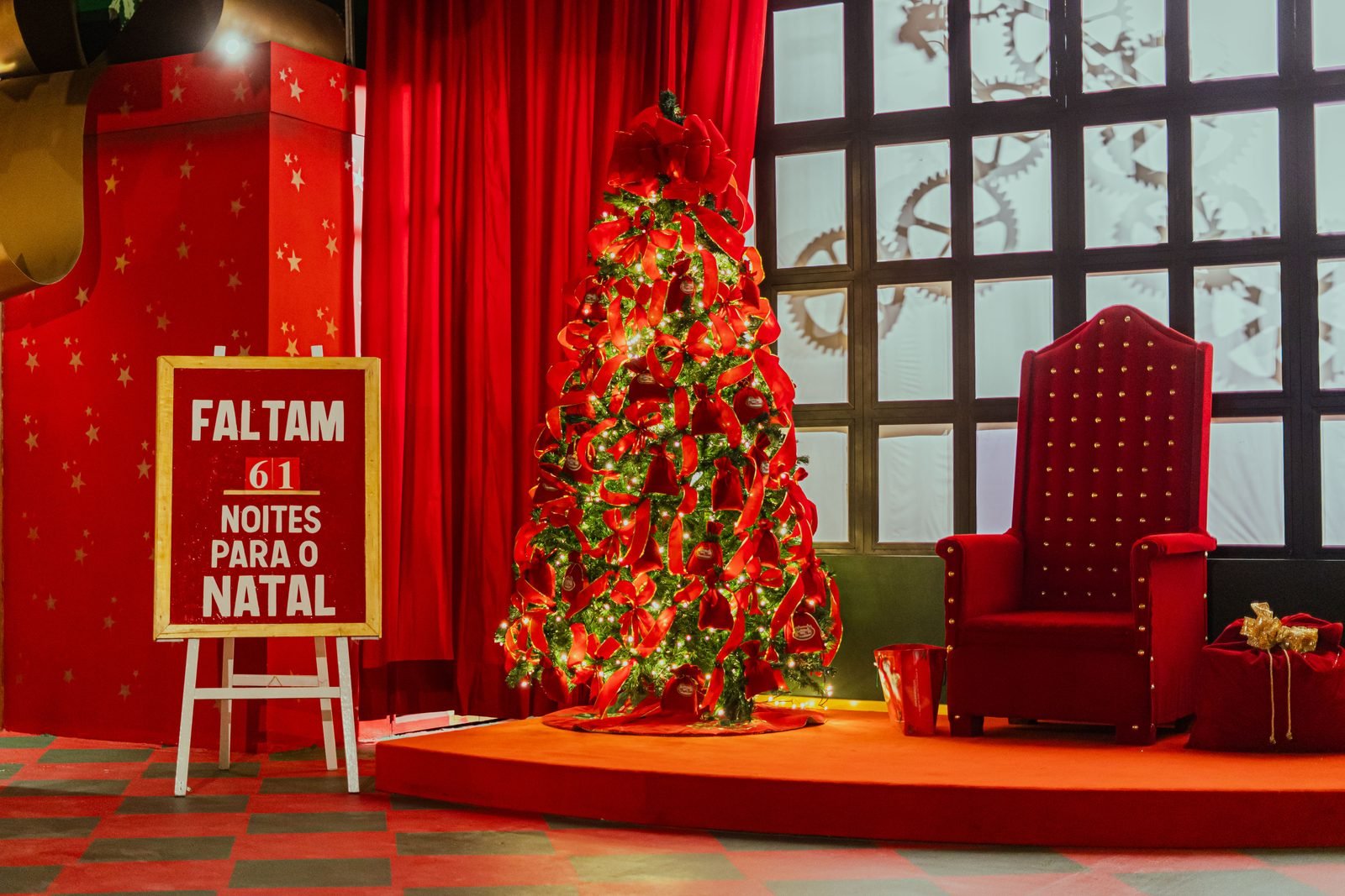 Jardim e praça temática decorados na Aldeia do Papai Noel