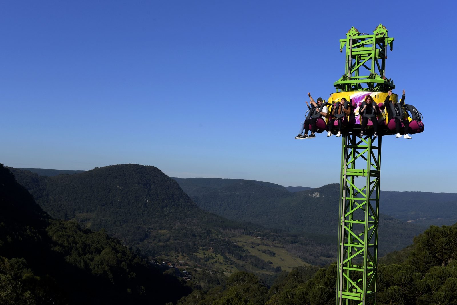 Carrinhos de bate-bate do Alpen Car em pista coberta