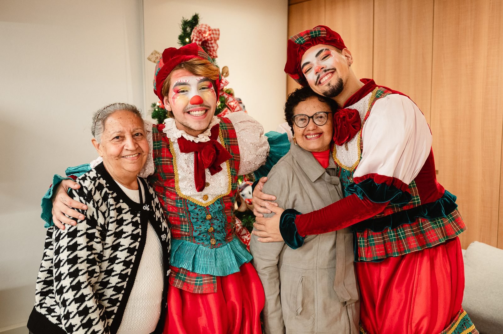 Personagens natalinos posando para foto com convidados