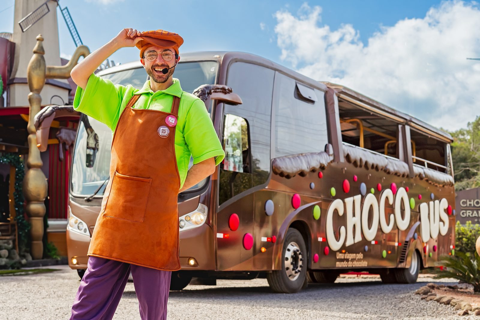 Monitor artístico caracterizado recebendo o grupo do Chocobus