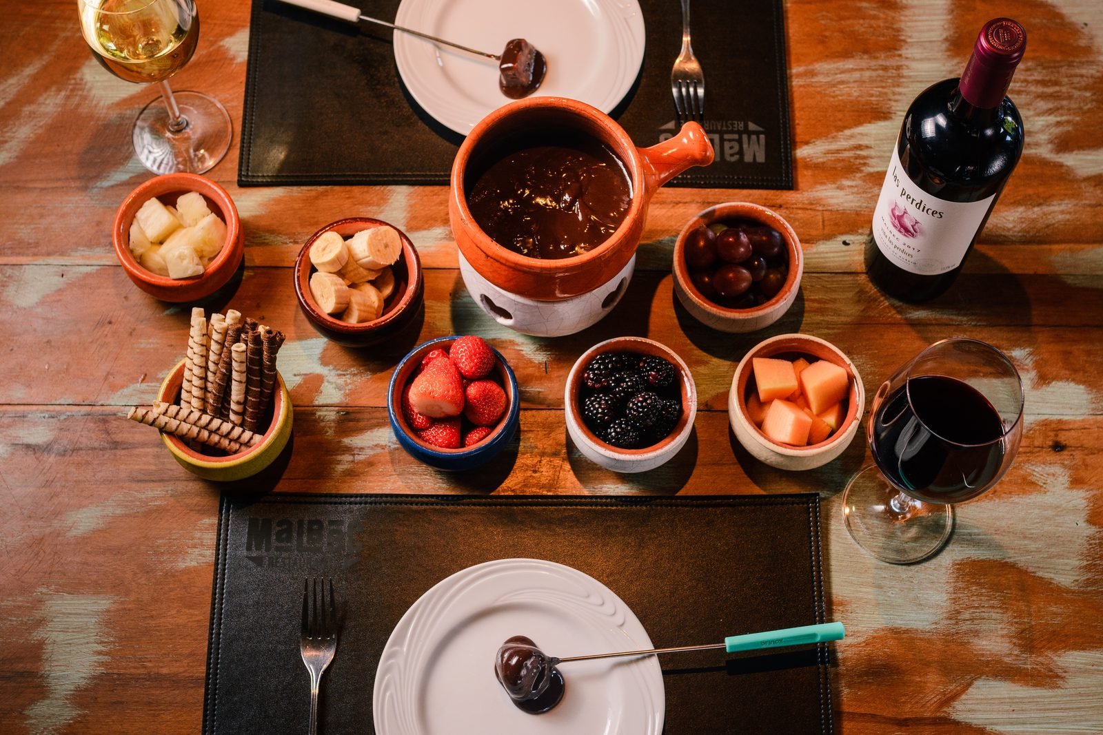 Fondue de chocolate com frutas, marshmallows e churros