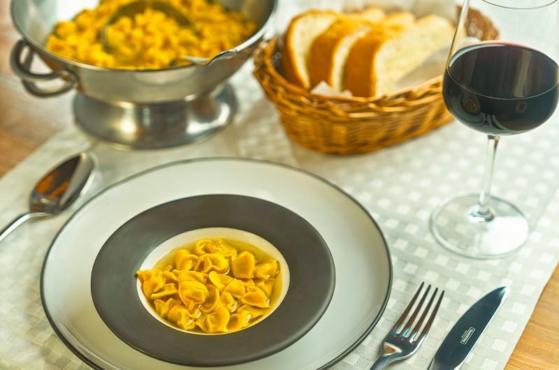Galeto al primo canto assado servido no Restaurante Di Paolo