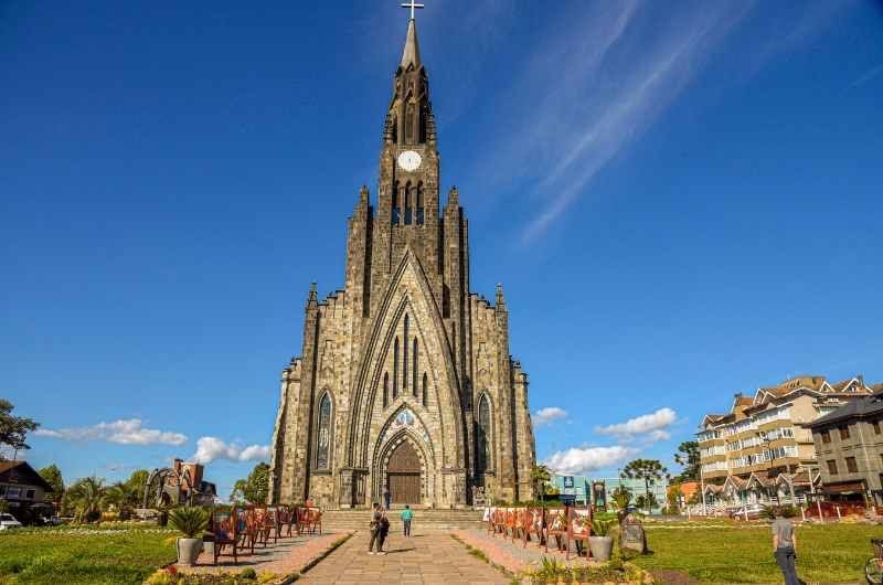 Fachada da Catedral de Pedra de Canela vista da praça em frente