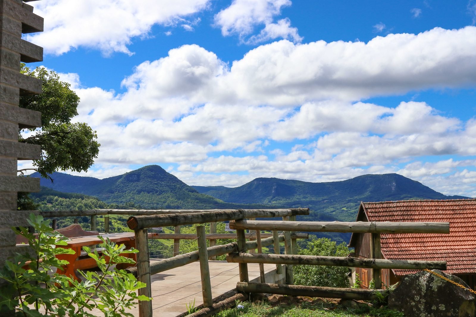 Interior da Vinícola Jolimont com barris de armazenamento
