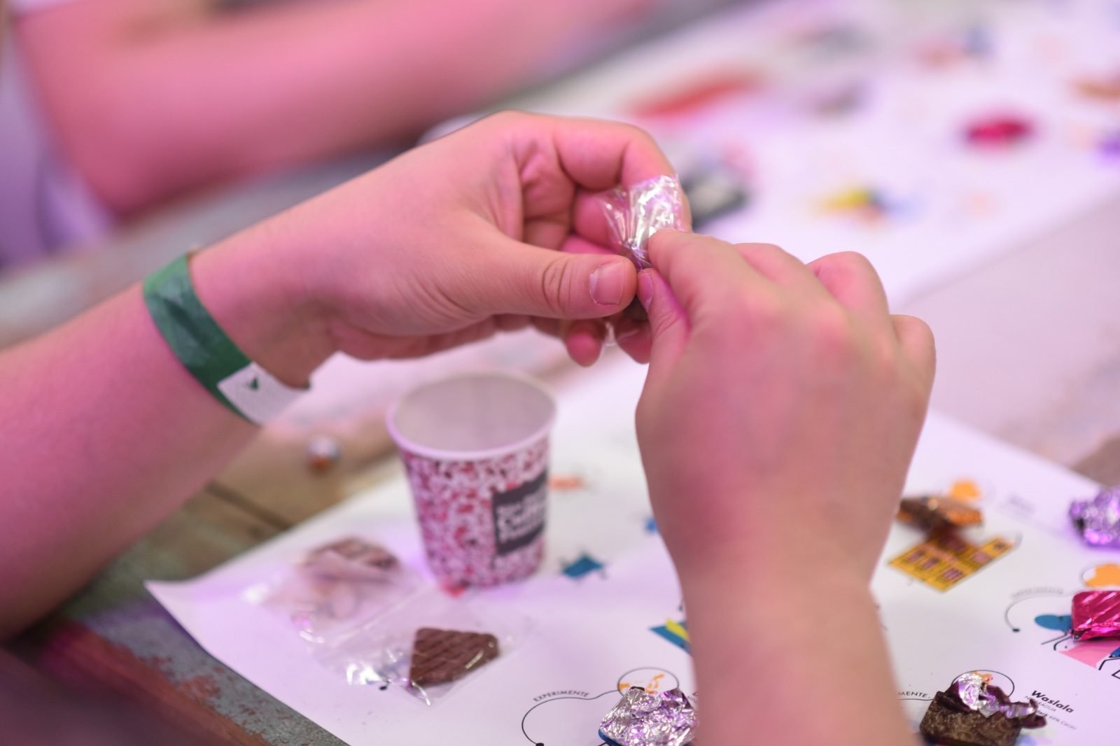 Harmonização de chocolate com espumante e vinho tinto no Miroh