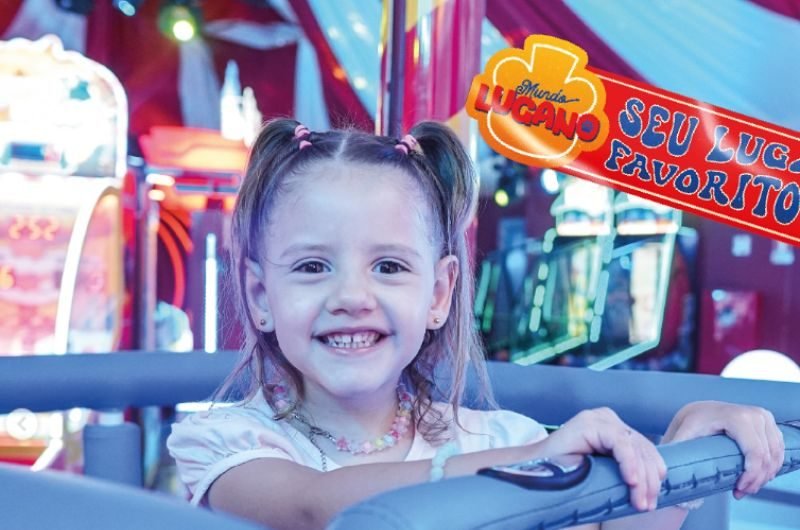Área de brinquedos do Parque Mundo Lugano com famílias jogando