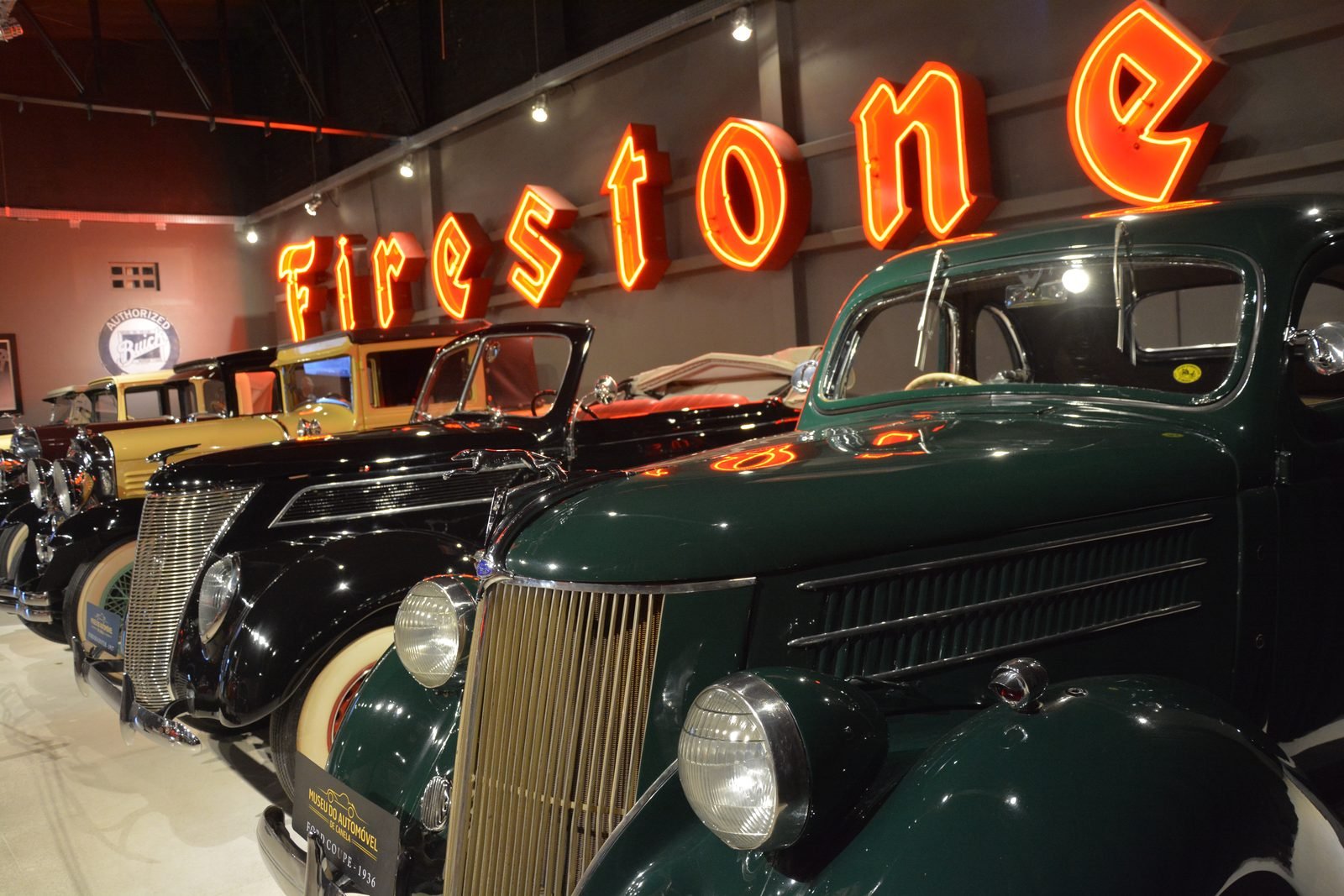 Carro antigo restaurado em exposição no Museu do Automóvel de Canela