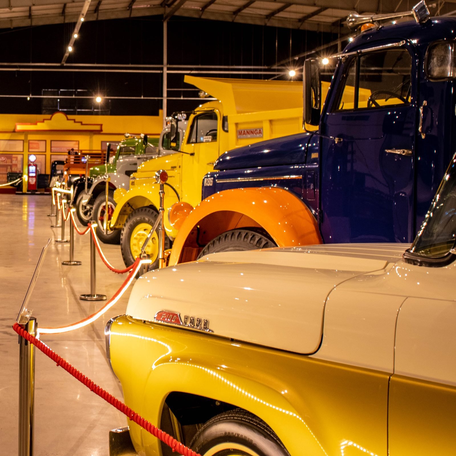 Caminhão antigo verde e branco em exposição no Museu do Caminhão em Gramado