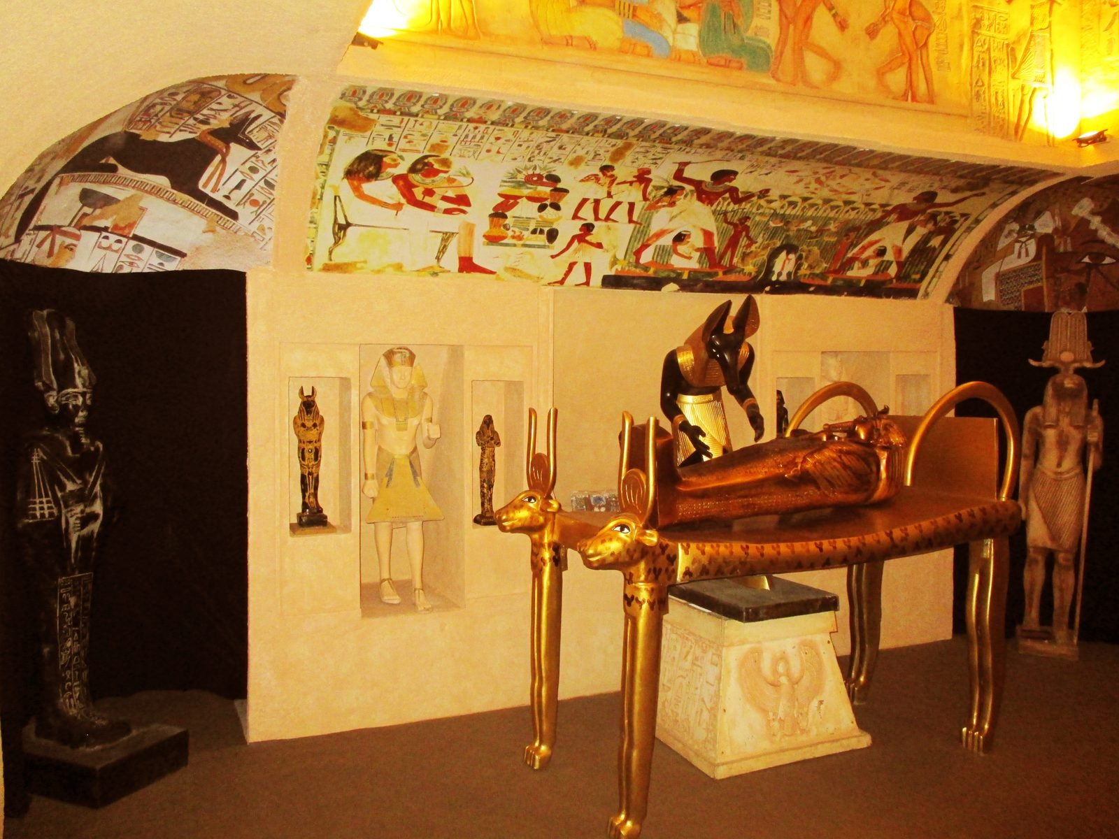 Reprodução de sarcófago egípcio em exposição no museu