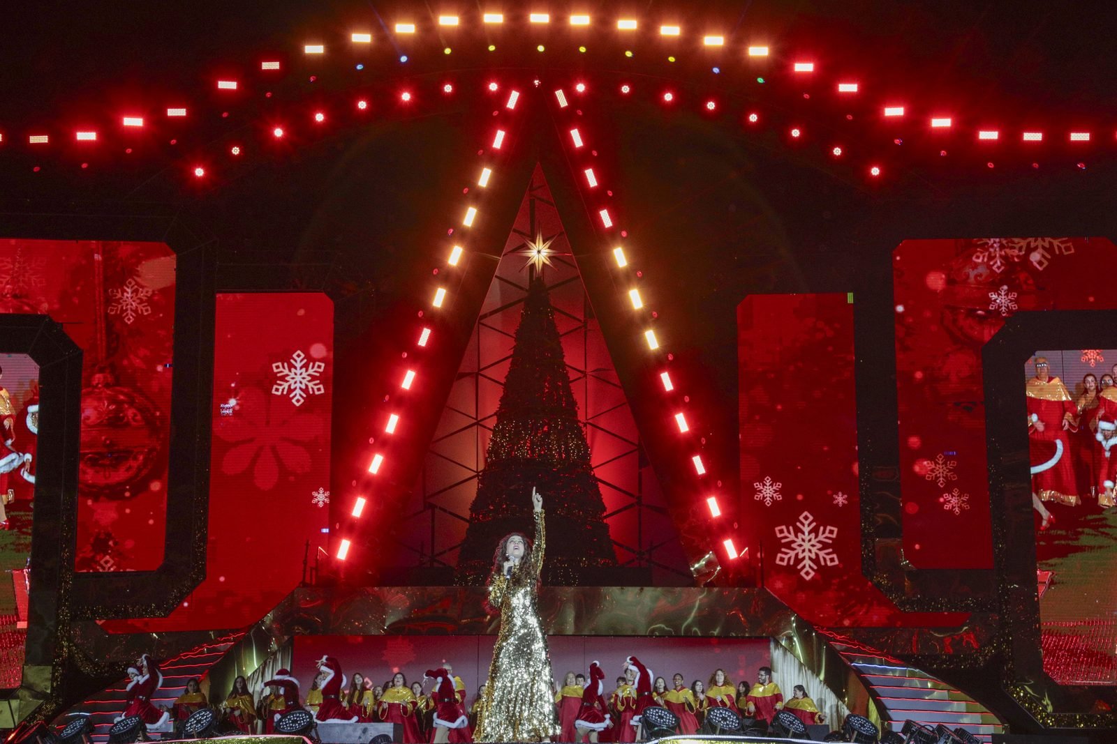 Cena do espetáculo Nativitaten com artistas no palco flutuante sobre o lago