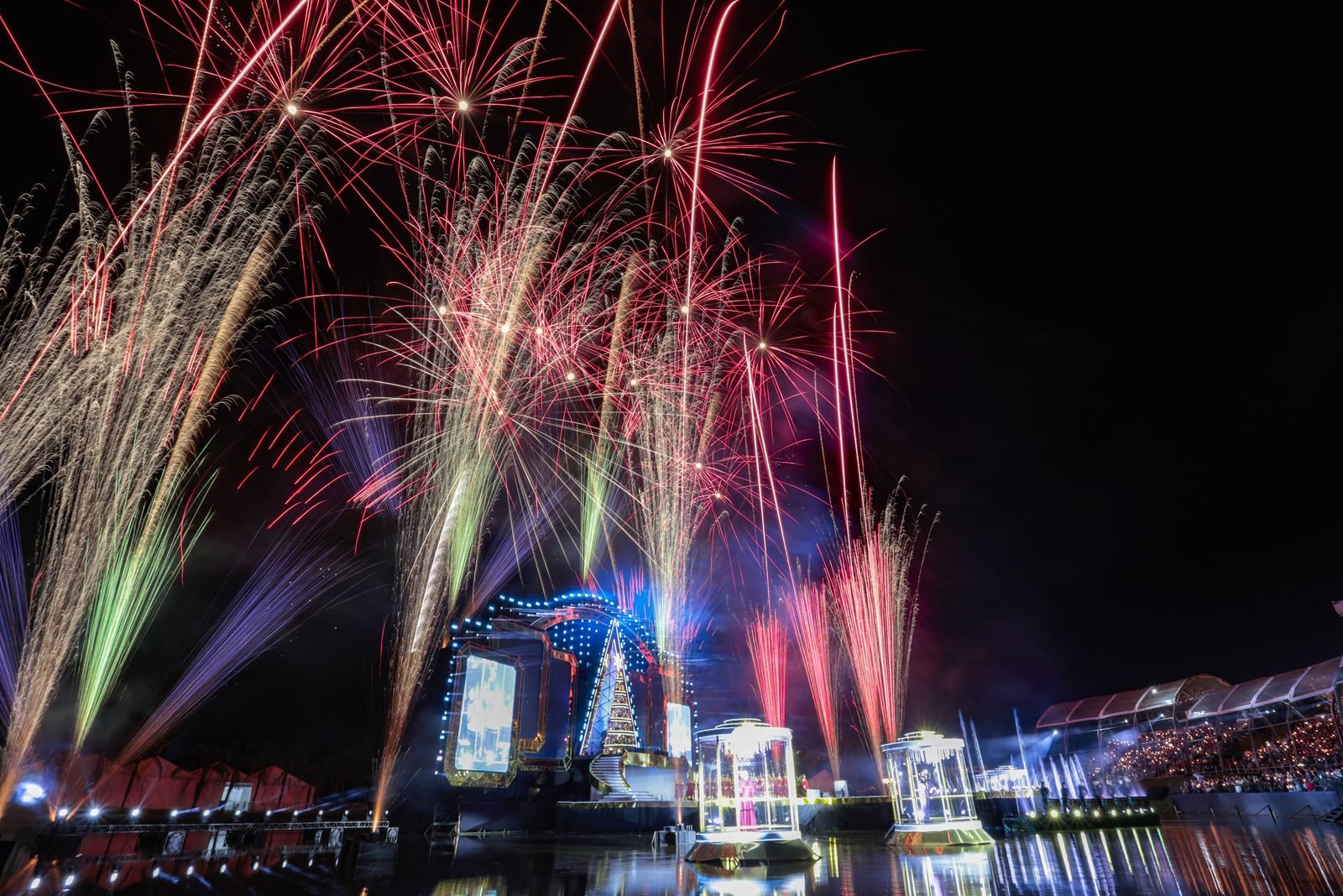 Fogos de artifício sobre o palco flutuante do Nativitaten