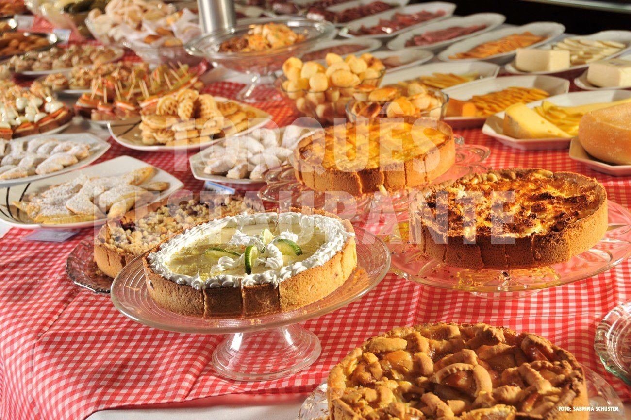 Buffet de pratos quentes da culinária alemã servido em travessas