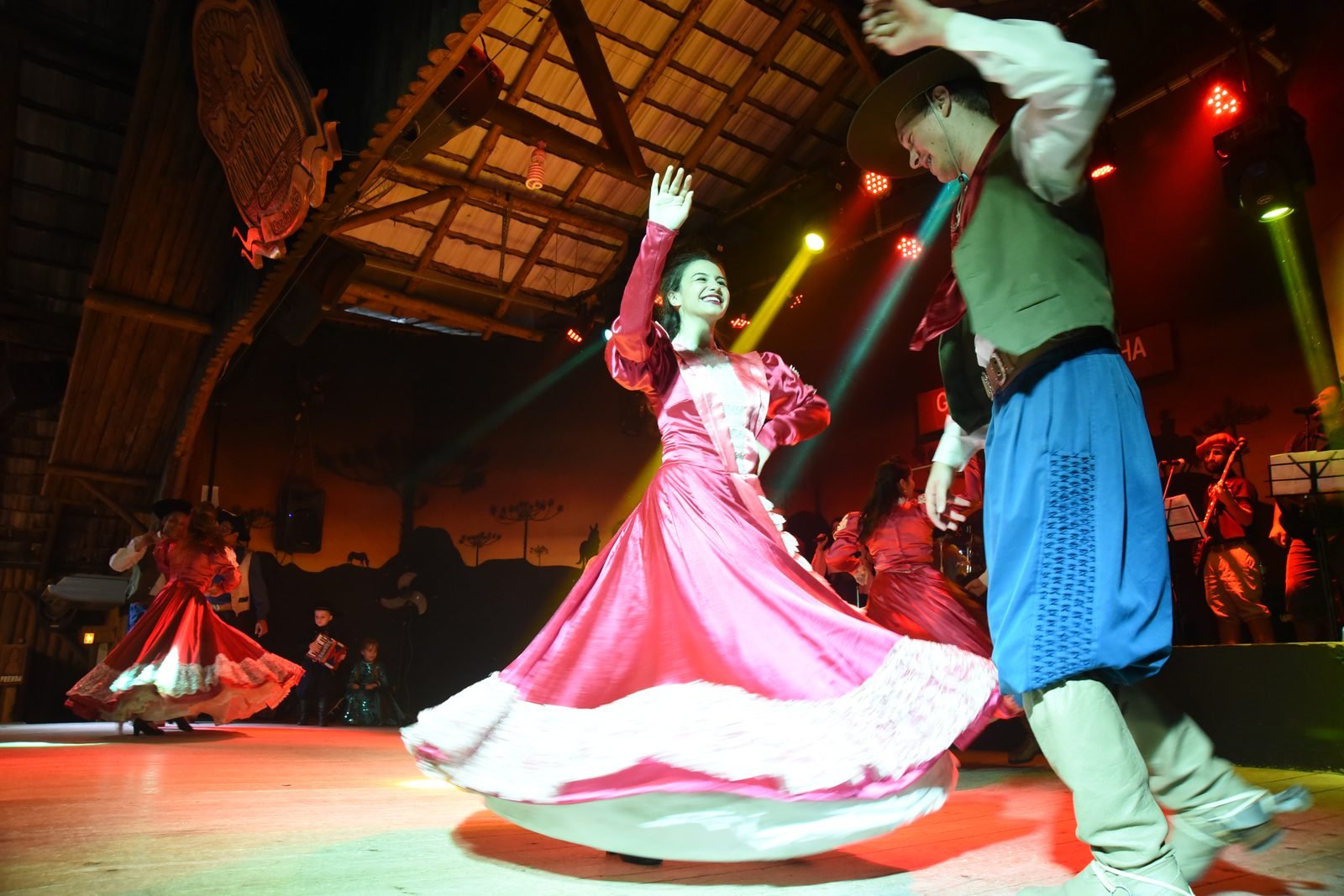 Dançarinos de grupo folclórico gaúcho em apresentação