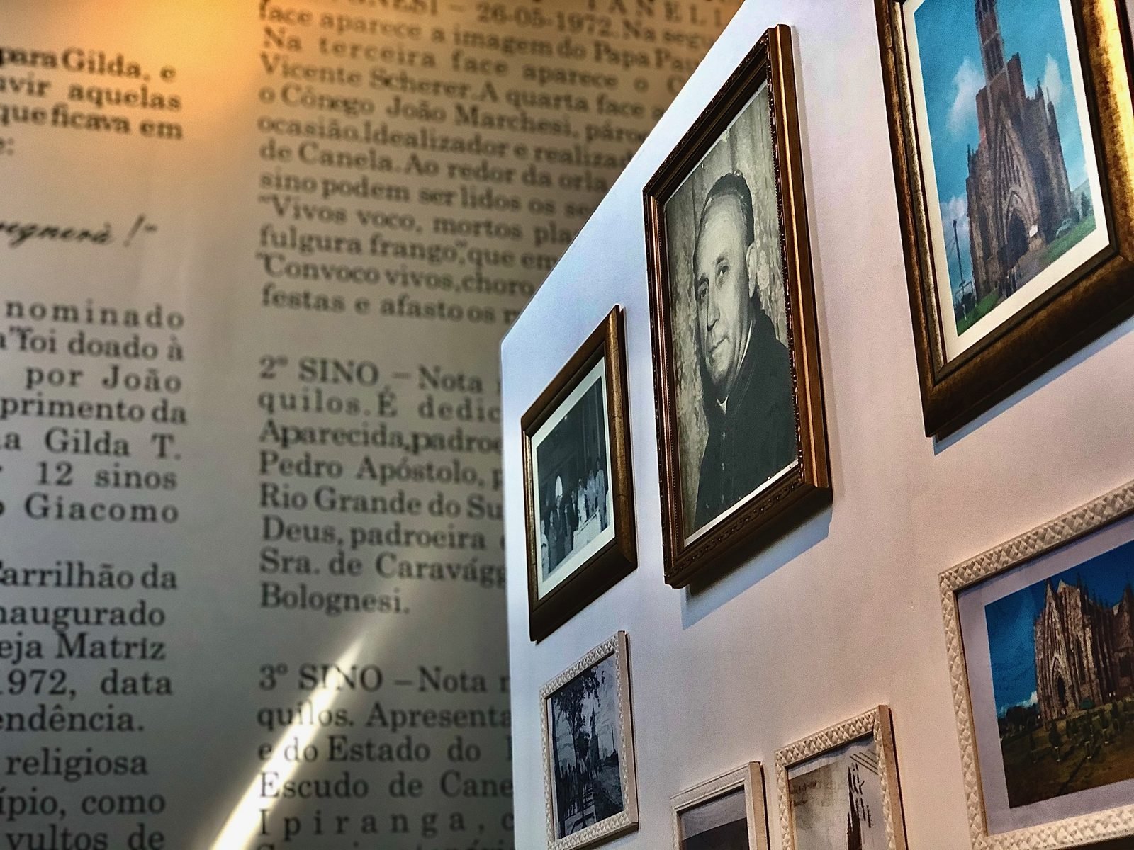 Objetos de arte sacra expostos no interior da torre da Catedral de Pedra