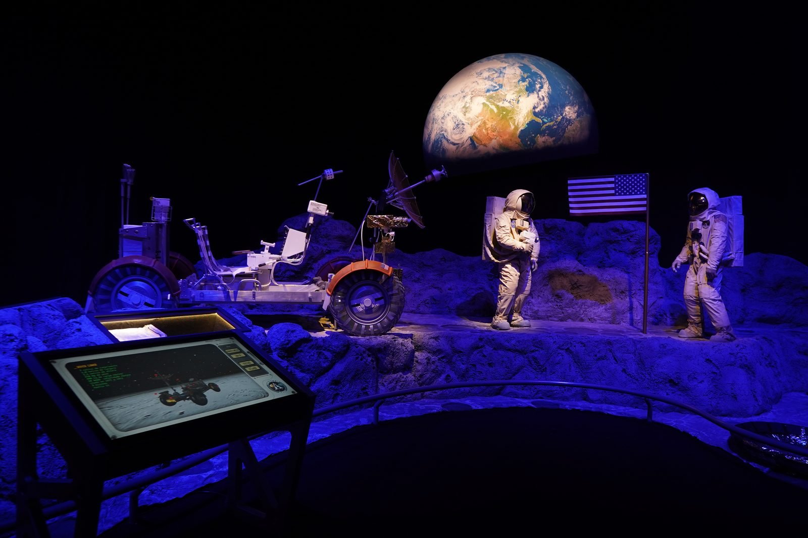 Simulação de ambiente lunar com Rover na exposição Space Adventure
