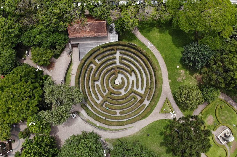 Vista aérea do Labirinto Verde de Nova Petrópolis, com cercas vivas em desenho circular